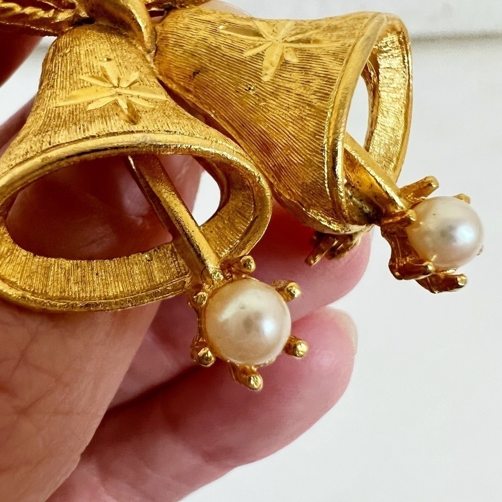 Vintage Mamselle Women Gold Christmas Bells with Pearl Pin Holiday Brooch - Picture 3 of 9